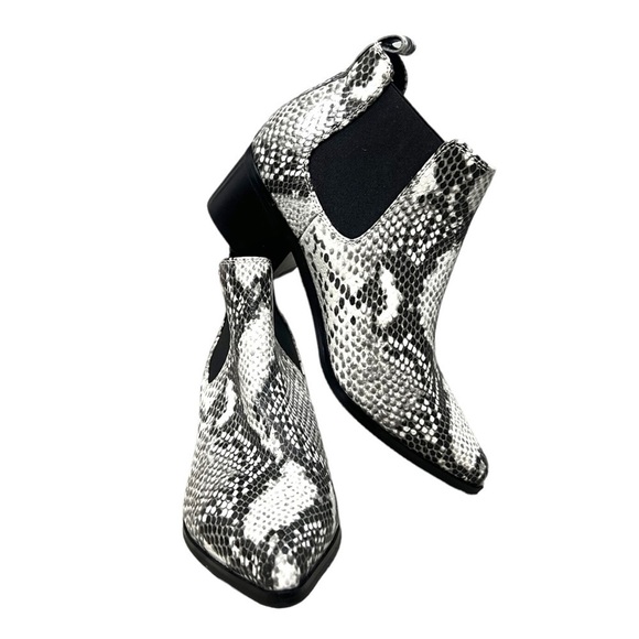 Blondo Emelia Waterproof Chelsea Bootie Black White Snake Print Leather - Size 6 - Picture 1 of 14
